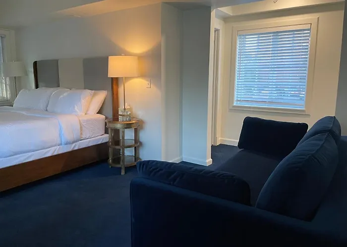 The Argus Hotel & Cocktail Lounge
